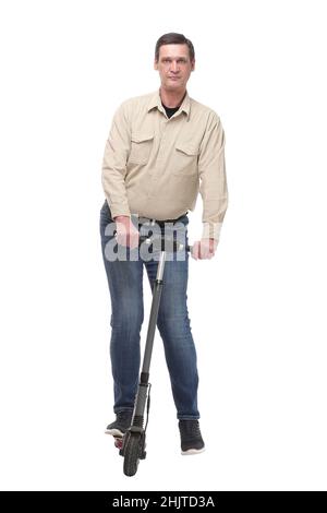 Kaukasischer Geschäftsmann einen Motorroller zu arbeiten, eignet sich für Grün oder Gas sparen-Konzept Stockfoto