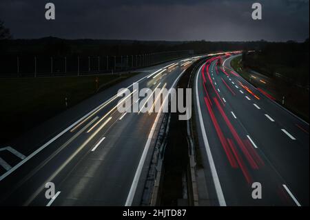 Lichter fahrenden Autos auf einer Autobahn bei Nacht in Deutschland, lange Belichtung mit Bewegungsunschärfe, Kopierbereich, ausgewählter Fokus Stockfoto