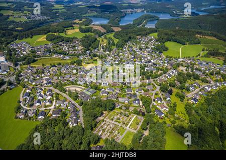 Luftaufnahme, Dorfansicht Rhode, katholische Grundschule Franz-Hetze-Schule, Kirche St. Cyriakus, Olpe, Sauerland, Nordrhein-Westfalen, Deutschland, pl Stockfoto