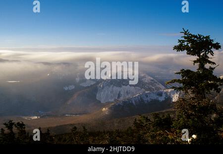 Franconia Notch State Park vom Gipfel des Little Haystack Mountain in den White Mountains, New Hampshire an einem bewölkten Tag Stockfoto