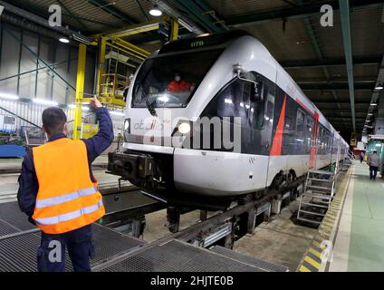 Essen, Deutschland. 31st Januar 2022. Ein Mitarbeiter der DB-Regio fährt mit einem Abellio-Pendlerzug in die DB-Regio-Werkstatt. Die Abellio Rail GmbH, die sich in einer finanziellen Notlage befindet, verlässt den Markt um Mitternacht (Jan 31, 2022). Am Dienstag, den 01.02.2022, übernehmen die Bahngesellschaften DB Regio, National Express und Vias die Strecken. Quelle: Roland Weihrauch/dpa/Alamy Live News Stockfoto