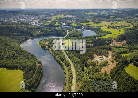 Luftaufnahme, Biggesee, Obersee, Brücke Landesstraße L512, Brücke Bundesstraße B54, Olpe Stadt, Olpe, Sauerland, Nordrhein-Westfalen, Deutschland, Lak Stockfoto