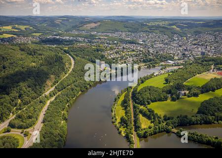 Luftbild, Biggesee, Obersee, Biggehochhaus, Freizeitbad Olpe, Lokale Ansicht Olpe Stadt, Olpe, Sauerland, Nordrhein-Westfalen, Deutschland, Bade-esta Stockfoto