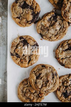 Chocolate Chip Cookies auf fettfestem Papier Stockfoto