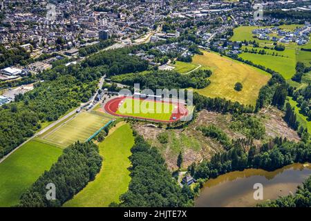 Luftaufnahme, Kreuzbergstadion, Olpe City, Olpe, Sauerland, Nordrhein-Westfalen, Deutschland, DE, Europa, Fußballplatz, Fußballstadion, Luftaufnahme Stockfoto