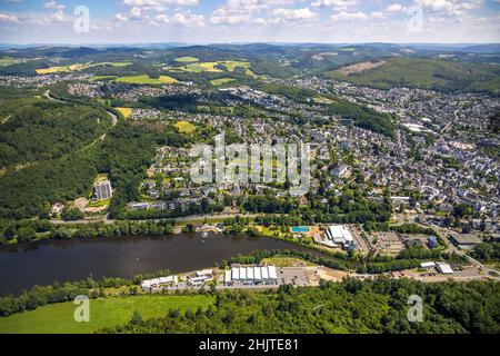 Luftbild, Biggesee, Oberer See, Olpe Freizeitbad, Sea Bounce Indoor Sport, Biggehochhaus und Biggeschlösschen am Biggesee, Olpe Stadtansicht, Ol Stockfoto