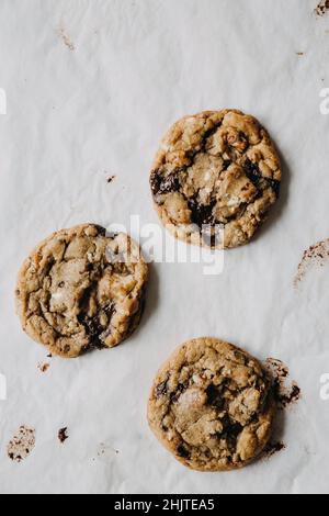 Chocolate Chip Cookies auf fettfestem Papier Stockfoto