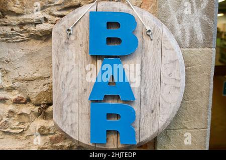 Blaue BARBESCHRIFTUNG auf einer hölzernen Vintage-Tafel vor einem Restaurant in Florenz, Italien Stockfoto