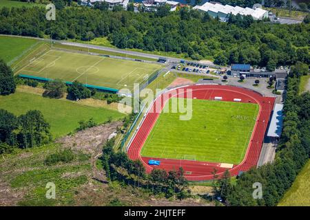 Luftaufnahme, Kreuzbergstadion, Olpe City, Olpe, Sauerland, Nordrhein-Westfalen, Deutschland, DE, Europa, Fußballplatz, Fußballstadion, Luftaufnahme Stockfoto