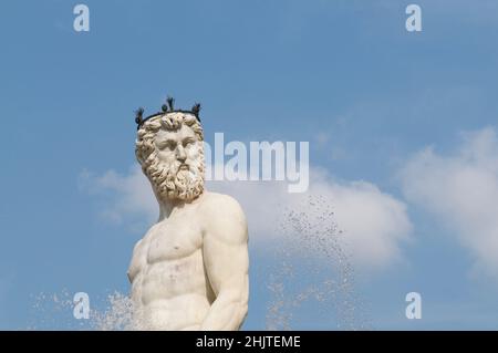 Florenz, Toskana, Italien - 27th. September 2021 : Nahaufnahme der Neptun-Marmorstatue an der Piazza della Signoria in Florenz. Die Statue war kre Stockfoto