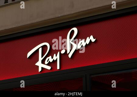 Firenzano, Toskana, Italien - 28th. September 2021 : Ray-Ban Ladenschild hängt in Florenz, Italien. Ray-Ban ist eine amerikanisch-italienische Marke für luxuriöse Sonnengläser Stockfoto