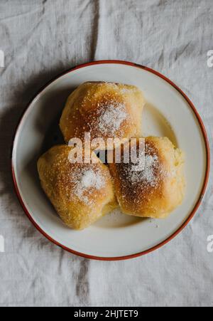 Ein Teller mit schwedischen Safranbrötchen Stockfoto