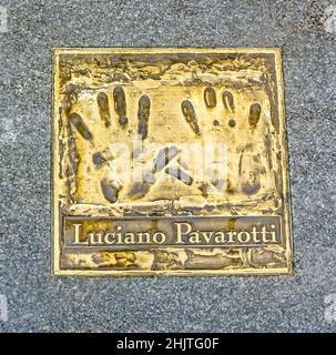 Die Handdrucke des italienischen Opernsängers Luciano Pavarotti, auf dem Bürgersteig vor dem Gaiety Theatre in Dublin, Irland. Stockfoto