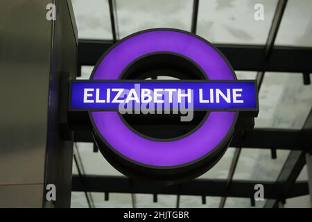 London (UK), 27.01.2022: Beleuchtete Schilder für die neue Elizabeth-Linie sind in der Londoner Paddington Station zu sehen. Stockfoto