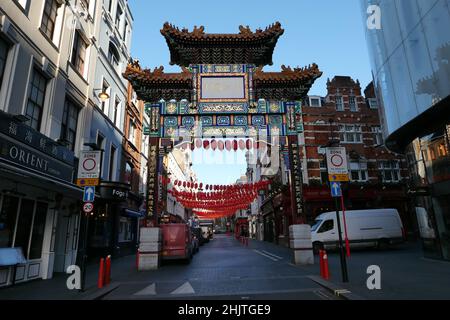 Händler in der Gerrard Street, rüsten sich auf und bereiten sich auf die chinesischen Neujahrsfeiern vor, die morgen am 1. Februar 2022 beginnen ... Stockfoto