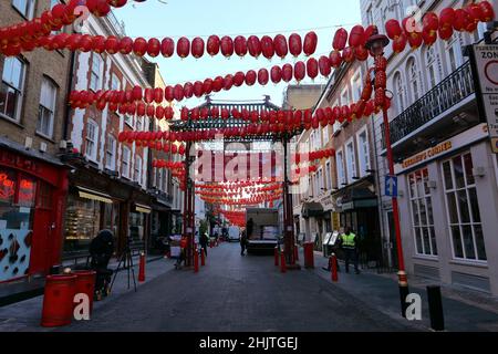 Händler in der Gerrard Street, rüsten sich auf und bereiten sich auf die chinesischen Neujahrsfeiern vor, die morgen am 1. Februar 2022 beginnen ... Stockfoto