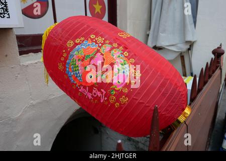 Händler in der Gerrard Street, rüsten sich auf und bereiten sich auf die chinesischen Neujahrsfeiern vor, die morgen am 1. Februar 2022 beginnen ... Stockfoto