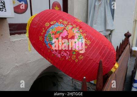 Händler in der Gerrard Street, rüsten sich auf und bereiten sich auf die chinesischen Neujahrsfeiern vor, die morgen am 1. Februar 2022 beginnen ... Stockfoto