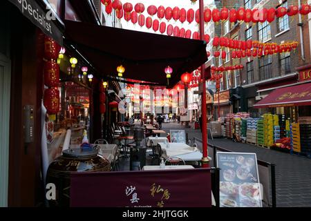 Händler in der Gerrard Street, rüsten sich auf und bereiten sich auf die chinesischen Neujahrsfeiern vor, die morgen am 1. Februar 2022 beginnen ... Stockfoto