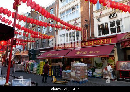 Händler in der Gerrard Street, rüsten sich auf und bereiten sich auf die chinesischen Neujahrsfeiern vor, die morgen am 1. Februar 2022 beginnen ... Stockfoto