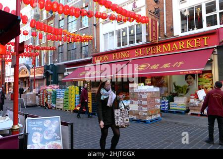 Händler in der Gerrard Street, rüsten sich auf und bereiten sich auf die chinesischen Neujahrsfeiern vor, die morgen am 1. Februar 2022 beginnen ... Stockfoto