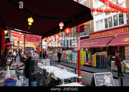 Händler in der Gerrard Street, rüsten sich auf und bereiten sich auf die chinesischen Neujahrsfeiern vor, die morgen am 1. Februar 2022 beginnen ... Stockfoto