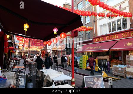 Händler in der Gerrard Street, rüsten sich auf und bereiten sich auf die chinesischen Neujahrsfeiern vor, die morgen am 1. Februar 2022 beginnen ... Stockfoto