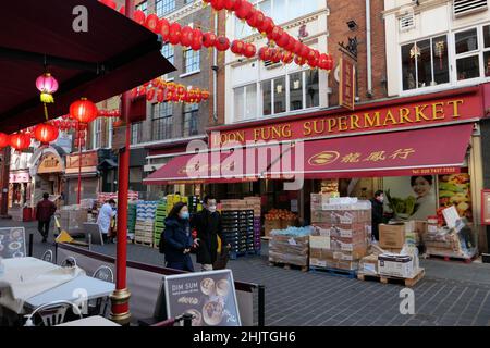 Händler in der Gerrard Street, rüsten sich auf und bereiten sich auf die chinesischen Neujahrsfeiern vor, die morgen am 1. Februar 2022 beginnen ... Stockfoto