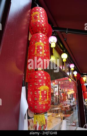 Händler in der Gerrard Street, rüsten sich auf und bereiten sich auf die chinesischen Neujahrsfeiern vor, die morgen am 1. Februar 2022 beginnen ... Stockfoto