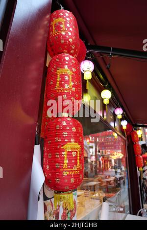 Händler in der Gerrard Street, rüsten sich auf und bereiten sich auf die chinesischen Neujahrsfeiern vor, die morgen am 1. Februar 2022 beginnen ... Stockfoto