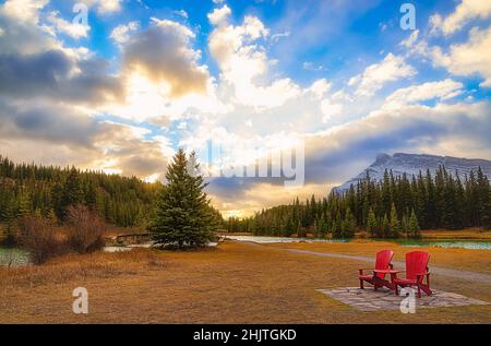 Die Sonne leuchtet über Einem Herbstpark in Banff Stockfoto