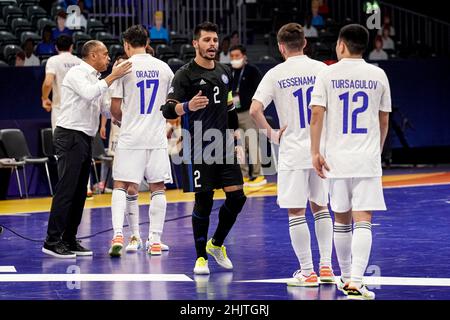 AMSTERDAM, NIEDERLANDE - 31. JANUAR: Kazakhstan sieht nach der Niederlage, Higuita aus Kasachstan, Tschingiz Yesenamanov aus Kasachstan, beim Viertelfinale der Männer im Futsal Euro 2022 zwischen Kasachstan und der Ukraine am 31. Januar 2022 im Ziggo Dome in Amsterdam, Niederlande, niedergeschlagen aus (Foto: Jeroen Meuwsen/Orange Picles) Stockfoto