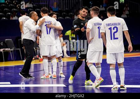 AMSTERDAM, NIEDERLANDE - 31. JANUAR: Kazakhstan sieht nach der Niederlage, Higuita aus Kasachstan, Tschingiz Yesenamanov aus Kasachstan, beim Viertelfinale der Männer im Futsal Euro 2022 zwischen Kasachstan und der Ukraine am 31. Januar 2022 im Ziggo Dome in Amsterdam, Niederlande, niedergeschlagen aus (Foto: Jeroen Meuwsen/Orange Picles) Stockfoto