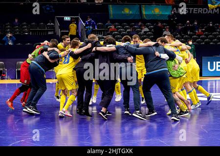 AMSTERDAM, NIEDERLANDE - 31. JANUAR: Team Ukraine feiert den Sieg beim Männer-Futsal-Viertelfinale der Euro 2022 zwischen Kasachstan und der Ukraine am 31. Januar 2022 im Ziggo Dome in Amsterdam, Niederlande (Foto: Jeroen Meuwsen/Orange Picles) Stockfoto