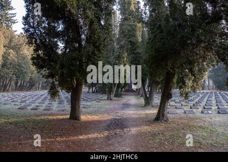 Breslau, Polen - 16. Januar 2022. Italienischer Kriegsfriedhof. Hier sind über 1,000 italienische Offiziere und Soldaten aus dem ersten und zweiten Weltkrieg begraben. Se Stockfoto