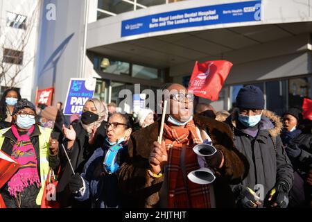 London, Großbritannien. 31st Januar 2022. Die Demonstranten sahen sich während der Demonstration versammelt.Krankenhauspersonal protestiert gegen den Lohnstreit mit SERCO im Royal London Hospital in London. Kredit: SOPA Images Limited/Alamy Live Nachrichten Stockfoto