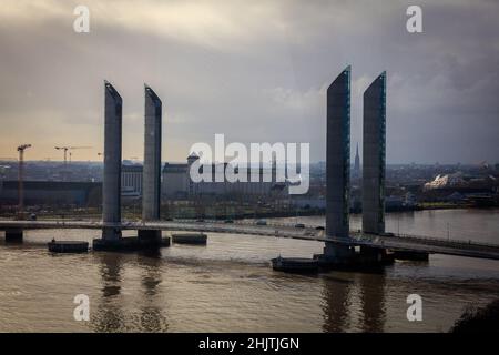 Die Pont Jacques Chaban Delmas ist eine vertikale Liftbrücke über den Fluss Garonne in Bordeaux. Frankreich. Stockfoto