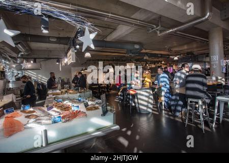 Bacalan Market, ein Lebensmittelmarkt in Bordeaux. Ein Ort, um Frühstück, Mittag- und Abendessen in den Restaurants und Buffets zu haben und auch frische Lebensmittel zu kaufen. Stockfoto