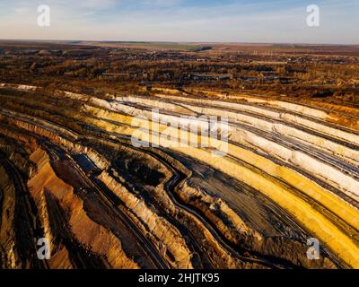 Tagebau in Bergbau- und Verarbeitungsanlage, Luftaufnahme. Stockfoto