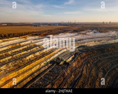 Tagebau in Bergbau- und Verarbeitungsanlage, Luftaufnahme. Stockfoto