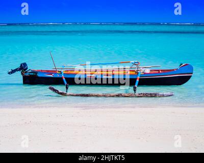 Mehrfarbige Ausleger Fischer pirogue vertäut auf türkisfarbenem Meer der Insel Nosy Ve, Indischer Ozean, Madagaskar Stockfoto