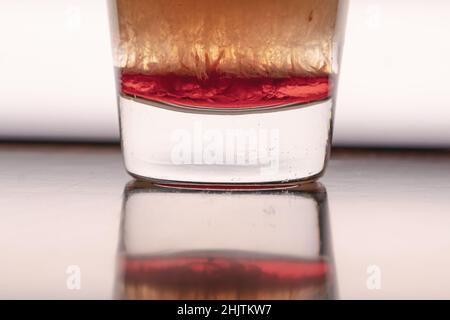 Hirnblutung Tornado in Shot-Alkoholgetränk auf Basis von Creme, Likör und Grenadine mit Baileys Stockfoto