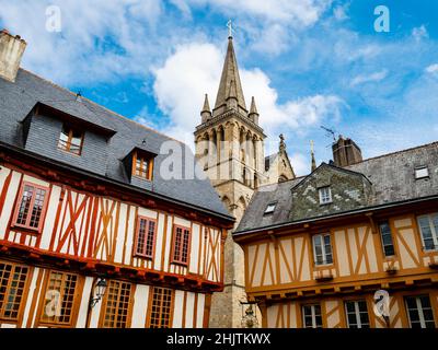 Bunte alte Holzhäuser und Petersdom im historischen Zentrum von Vannes, mittelalterliche Küstenstadt im Département Morbihan, Bretagne, Fran Stockfoto