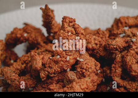 Süßes und knuspriges Rindfleisch mit Sesam oder knusprigem Huhn Stockfoto