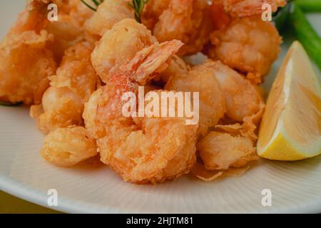 Eine Nahaufnahme eines frittierten Garnelen ein Teller Portion für Menü Restaurant Stockfoto