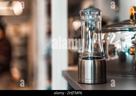 Pfeffer- und Salzmühle Shaker Glasmühle Luxus Edelstahl modern Stockfoto