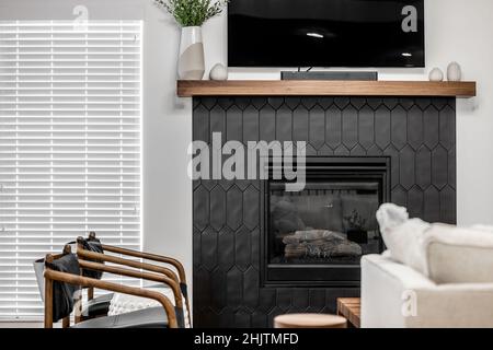 Moderne Küche und Esszimmer im mittleren Jahrhundert mit schwarzen Schränken, weißen Schränken, weißen Quarz- und Walnussakzenten Stockfoto
