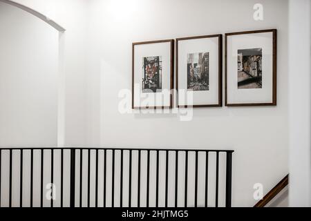 Moderne Küche und Esszimmer im mittleren Jahrhundert mit schwarzen Schränken, weißen Schränken, weißen Quarz- und Walnussakzenten Stockfoto