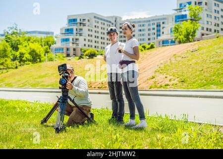 Kameramann, Regisseur und Mac-support auf ein Kino, kommerzielle Produktion außen gesetzt Stockfoto