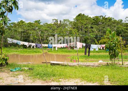 Wäsche trocknet an der Linie in der Gemeinde Gamboa am amazonasfluss, peru Stockfoto